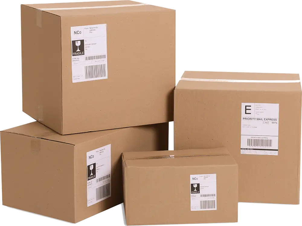 Viele Pakete mit Versandetiketten auf weißem Hintergrund